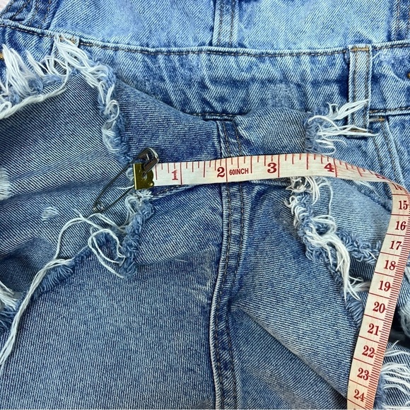 Divided size 2 jean short overalls with a distressed style - Picture 13 of 16